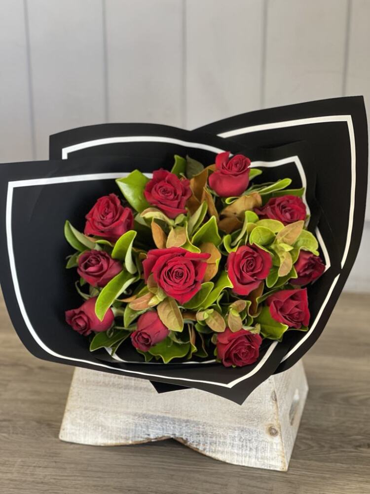 Designer`s Choice 12 Red Rose Bouquet